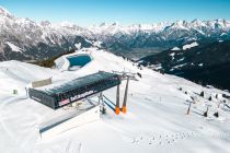 Die Drohnenaufnahme der Asitzkogel Bergstation bietet einen tollen Blick über den Asitz hin zu den Leoganger Steinbergen beziehungsweise dem Steinernen Meer. • © Leoganger Bergbahnen - Michael Geiler