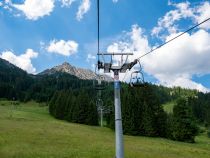 Auf gehts mit der Doppelsesselbahn aus dem Jahr 1988 zur Krinnenalpe. • © alpintreff.de / christian schön