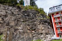 Bad Gastein - Dafür gibts mitten im Ort aber auch eine Kletterwand. Und zwar eine natürliche Kletterwand. • © alpintreff.de / christian Schön