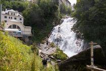 Im Sommer kannst du dich allerdings auch herrlich auf die Terrasse setzen und stundenlang den Wasserfall beobachten. Das beruhigt ungemein. Oder einfach mal ein Erinnerungsfoto machen. • © alpintreff.de / christian Schön