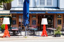 Außergewöhnliche Details im Stadbild wie diese großen Lampen an der Brasserie 3 Prinzen. • © alpintreff.de - Christian Schön