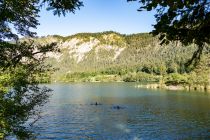 Der beliebte Badesee lockt Gäste an, vor allem bei schönem Wetter. Aber auch Wanderungen sind wunderbar um den See.  • © alpintreff.de - Christian Schön