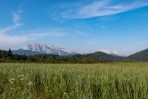 Barmsee - Am Kranzbach eröffnet sich noch ein herrlicher Blick auf das Wettersteingebirge mit der Zugspitze. • © alpintreff.de / christian Schön