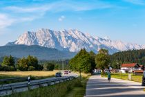 Barmsee - Das letzte Stück geht es leider noch über eine alphaltierte Straße zurück zum Parkplatz. • © alpintreff.de / christian Schön