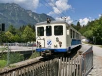 Die Zahnradbahn auf die Zugspitze fährt vom Zentrum in Garmisch aus auf die Zugspitze. An einigen Haltestellen kann man zusteigen. Zum Beispiel hier an der Haltestelle Kreuzeckbahn / Alpspitzbahn. • © alpintreff.de / christian Schön