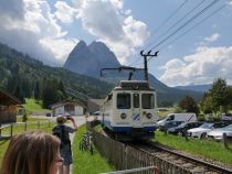 Hier der noch etwas ältere Wagen in Richtung Eibsee unterwegs. Seit nunmehr über 90 Jahren verkehrt die Zahnradbahn bereits Richtung Zugspitze. • © alpintreff.de / christian Schön