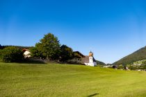 Der Gasthof Auerwirt und die Kirche zur heiligen Familie. • © alpintreff.de - Christian Schön