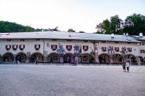 Berchtesgaden - Am Schlossplatz befindet sich das Denkmal beider Weltkriege mit eindrucksvoller Wandmalerei. • © alpintreff.de - Christian Schön