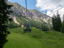 Bergfahrt Krinnenalpe - Während der Blick im unteren Bereich der Bahn unspektakulär ist, wird oben fürs Auge dann doch noch eine steile Felswand geboten. • © alpintreff.de / christian schön