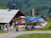 Wer lieber direkt essen oder trinken möchte, der kann das im Restaurant Sonnenrast tun, das direkt an der Bergstation der Fleckalmbahn liegt. • © alpintreff.de / christian schön