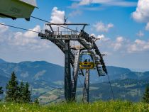 Die Einfahrtstütze der Seilbahn am Neunerköpfle wird gerne fotografiert. Mit den gelben Gondeln ein echt schöner Kontrast. • © alpintreff.de / christian schön