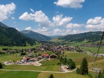 Blick aus der Neunerköpfle-Seilbahn über Tannheim • © alpintreff.de / christian schön