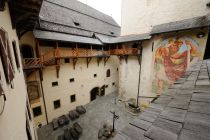 Der Burghof der Burg Mauterndorf - Die Burg stammt aus dem Jahr 1253. Hier siehst Du den Burghof. • © Salzburger Burgen und Schlösser