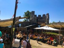 Burg Eisenberg im Allgäu - So kommt Leben in die Burg. :-) • © Tina Lutz