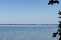 Chiemsee - ... und der Blick auf die Nichtalpen. Das sind die Gegensätze am Chiemsee. • © alpintreff.de / christian Schön