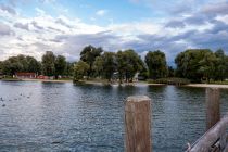 Chiemsee - Blick vom Anleger auf den Chiemseepark. • © alpintreff.de / christian Schön