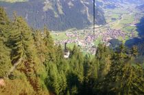 Alte Ahornbahn von 1968 in Mayrhofen - Blick auf Stütze 1 und die zweite Kabine. • © alpintreff.de / christian Schön