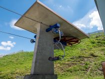 Direkt am Ausstieg trifft man auf Technik aus den frühen 70ern. Die Bergstation Doppelsesselbahn Neunerköpfle. Diese wurde im Jahr 2013 noch einmal komplett saniert und auf den aktuellen Stand gebracht. Sie war früher die zweite Sektion der Tannheimer Sessellifte. • © alpintreff.de / christian schön