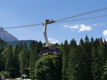 Bayerische Zugspitz-Seilbahn - Hauptgrund für den Neubau waren die kleinen Kabinen der Vorgängerbahn. Mit nur 45 Personen wurde die Förderleistung dem Anstieg der Touristenströme nicht mehr gerecht. Die neue Bahn kann nun 120 Personen pro Kabine befördern. • © alpintreff.de / christian Schön