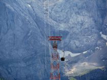 Bayerische Zugspitz-Seilbahn - Statt bisher über zwei Stützen, verläuft die neue Bahn lediglich noch über eine Stütze mit einer Höhe von 127 Metern. Diese ist dann weithin sichtbar - selbst vom Wank aus kann man sie sehen. Die Stütze ist übrigens derzeit auch die höchste Stahlbaustütze der Welt. • © alpintreff.de / christian Schön