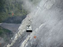 Bayerische Zugspitz-Seilbahn - Spektakulär wie eh und je: Der Blick auf die ankommende Gondel • © alpintreff.de / christian Schön