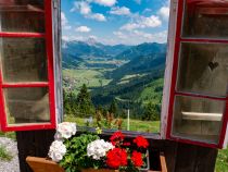 Fenster zum Tannheimer Tal - Nett gemacht: Den Ausblick kann man auch im Fenster zum Tannheimer Tal sehen. • © alpintreff.de / christian schön