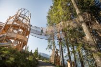 Das Fichtenschloss liegt in Zell am Ziller im Zillertal. Es ist ein schönes Spielareal mit wunderschönen Klettermöglichkeiten, Rutschen, einem Aussichtsturm (18 Meter hoch!), vielen Spielgeräten sowie einem Wasserspielplatz. • © Zillertal Arena, Johannes Sautner