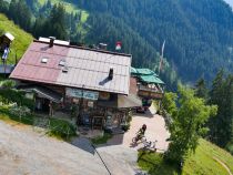 Gemütliche Terrasse auf der Fleckalm • © alpintreff.de / christian schön