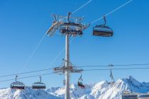 Seilbahnkreuzungen gibt es in der Häufung wohl nur in Ischgl: Hier verläuft oben die Flimjochbahn, während sich die Höllbodenbahn C1 unten auf der Stütze fast schon in der Bergstation befindet. • © TVB Paznaun - Ischgl