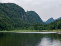 Freibad Obersee Füssen - Der Obersee liegt ziemlich idyllisch in der Landschaft. • © alpintreff.de / christian Schön