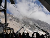 Gletscherbahn Zugspitze - Ausblick auf den Gipfel: Die Bergstation ist schemenhaft zu erkennen. • © alpintreff.de / christian Schön
