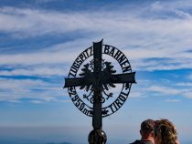 Gipfelkreuz der Tiroler Zugspitzbahn auf 2.950 Meter Seehöhe • © alpintreff.de / christian schön