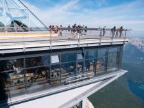 Deutsches Gipfelrestaurant - Das neue Gipfelrestaurant auf der deutschen Seite der Zugspitze bietet einen wahnsinns Ausblick. Im Restaurant integriert ist auch die gläserne Seilbahntechnik. • © alpintreff.de / christian schön