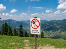 Hier dürfen keine Gleitschirmflieger starten. Das stimmt aber nur für den Bereich direkt an der Bergstation. Der Startplatz der Paraglider ist etwas höher. • © alpintreff.de / christian schön