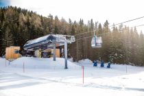 Statt bisher mit Sesselbahn und zwei Schlepplifte kann man sich nun bequem von der Gondelbahn zum Grebenzenhaus bringen lassen. • © Mediahome Werbeagentur