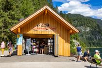 Snacks und Souvenirs am Vorderen Gosausee - Über einen Fußweg sind die weiteren Seen, der Hintere Gosausee und die temporäre Gosaulacke von hier aus erreichbar. Der Rundweg um den Vorderen Gosausee ist ungefähr viereinhalb Kilometer lang. Hier kannst Du Snacks und Getränke kaufen. • © alpintreff.de - Christian Schön