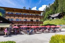 Einkehrmöglichkeiten am Vorderen Gosausee - Es gibt zwei Einkehrmöglichkeiten: Der hier abgebildete Gasthof Gosausee sowie die Seeklausalm ein paar Laufminuten entfernt. • © alpintreff.de - Christian Schön