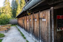 Umkleidekabinen - Die Umkleiden sind auch wildromantisch. • © alpintreff.de / christian Schön