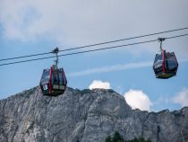 Hahnenkammbahn vor schroffer Kulisse - Sehenswert: Hahnenkammbahn mit Hintergrundkulisse im oberen Streckenbereich. • © alpintreff.de / christian schön