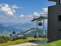 Bergstation Hartkaiserbahn - Oben angekommen präsentiert sich ein Blick bis weit über Kitzbühel und St. Johann. • © alpintreff.de / christian schön
