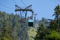 Mit der Gondel geht es bequem hoch von 809 bis 1.600 Meter. Oben gibt es unter anderem das Berggasthaus Herzogstand auf 1.575 Metern nach leichtem Fußweg. • © alpintreff.de / christian Schön