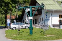 Eine Stütze der ursprünglichen Sesselbahn (Einersessel) steht noch vor der Talstation. • © alpintreff.de / christian Schön