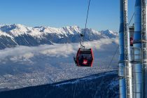 Traumhafter Ausblick von oben über Innsbruck und die Nordkette. Die neue Bahn steigert nicht nur den Komfort erheblich, sondern liefert auch noch atemberaubende neue Fotoperspektiven. • © Axamer Lizum GmbH