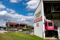 Kapazität Hochfelln Seilbahn I - Die Bahn verfügt über zwei Kabinen für jeweils 70 Fahrgäste und befördert so bis zu 800 Personen pro Stunde bis auf die Mittelstation. Bereits dort gibt es ein schönes Almengebiet mit einigen netten Bergrestaurants.  • © alpintreff.de - Christian Schön