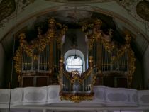 Neue Orgel in Hopfgarten - Die barocke Orgel der Pfarrkirche stammt erst aus dem Jahr 1998, ist also in Orgelbaumaßstäben nahezu flammneu. Sie stammt aus dem Orgelbau Metzler in der Schweiz. Das barocke Gehäuse stammt vom regionalen Tischler aus Itter. • © alpintreff.de / christian schön