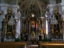 Pfarrkirche Hopfgarten - Ein Besuch der Pfarrkirche in Hopfgarten lohnt sich definitiv. Hier der Blick in den Altarraum der Kirche aus dem hinteren Bereich des Kirchenschiffes. • © alpintreff.de / christian schön