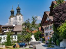 Auf nach Hopfgarten - Nachdem ich jetzt gefühlt wirklich lange genug auf irgendwelchen Bänken gesessen hatte, nutzte ich die Gelegenheit und machte noch einen kleinen Spaziergang ins Zentrum von Hopfgarten. Die Kirche war im Sommer 2018 leider durch Baumaßnahmen verhüllt. • © alpintreff.de / christian schön