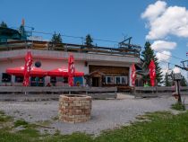 Einkehr im Jochstadl - Direkt an der Bergstation der Wannenjochbahn kann man im Jochstadl einkehren. • © alpintreff.de / christian schön