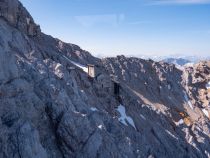 Kammstation der ehemaligen Tiroler Zugspitzbahn, die von 1926 bis 1991 in Betrieb war. Ursprünglich war hier auch mal ein Hotel untergebracht. • © alpintreff.de / christian schön