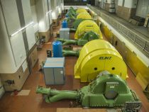 Die vorderen Generatoren werden von einstrahligen Peltonturbinen angetrieben und liefern eine Leistung von jeweils 50 MW. • © alpintreff.de / christian Schön